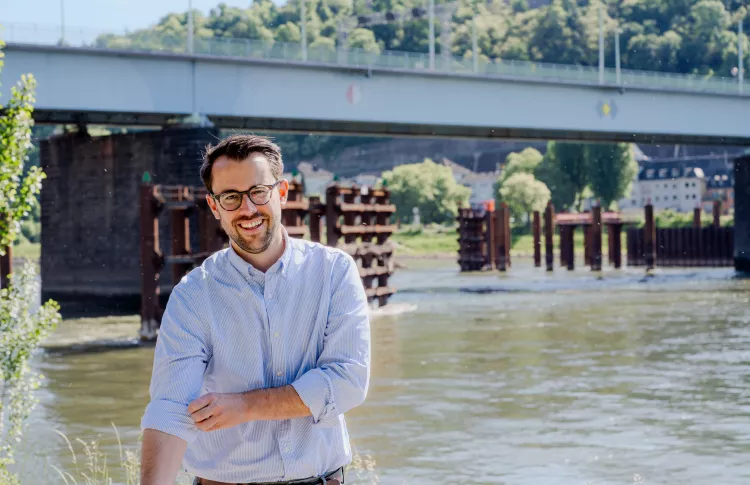 Rheinland-Pfalz hat noch Luft nach oben Hubertus Hacke-Dietze vor einer Brücke